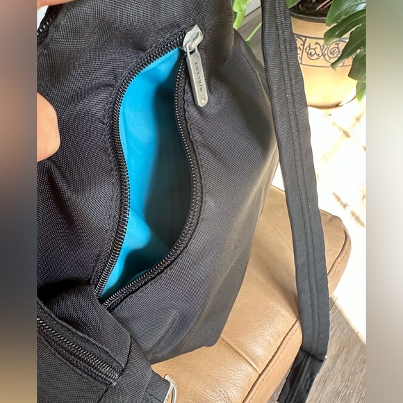 🛍️TRAVELON Black cross body bag with lots pockets and adjustable strap. - Picture 3 of 9